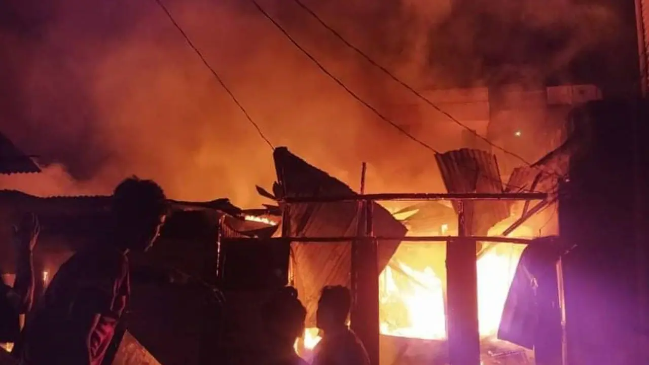 ব্রাহ্মণবাড়িয়ায় ৩০ দোকান পুড়ে ছাই