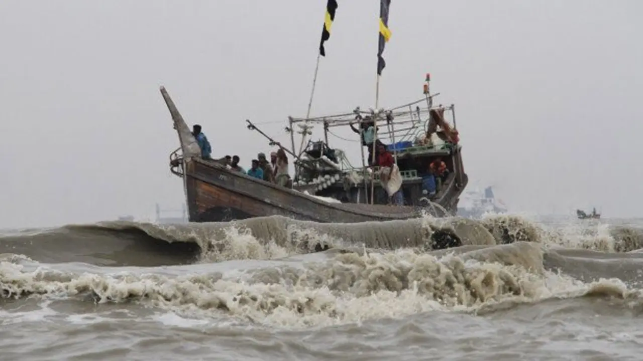 ঝড়ে বঙ্গোপসাগরে ১৮ ট্রলারডুবি, ৩ জেলে নিখোঁজ