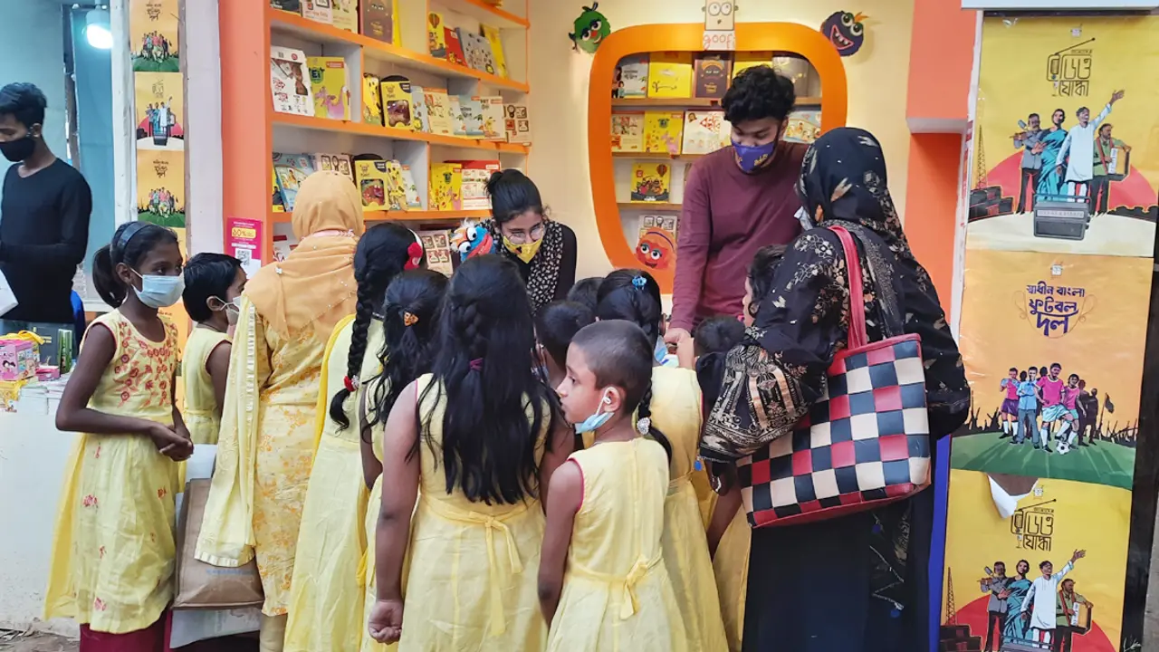 বইমেলায় ক্রেতার চেয়ে দর্শনার্থীর সংখ্যাই বেশি