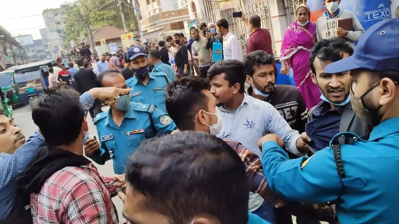 বরিশালে আইনজীবী সহকারীদের হামলায় ২০ সাংবাদিক আহত