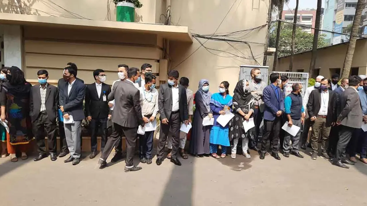 সহকর্মী বরখাস্তের প্রতিবাদে দুদক কর্মকর্তা-কর্মচারীদের মানববন্ধন