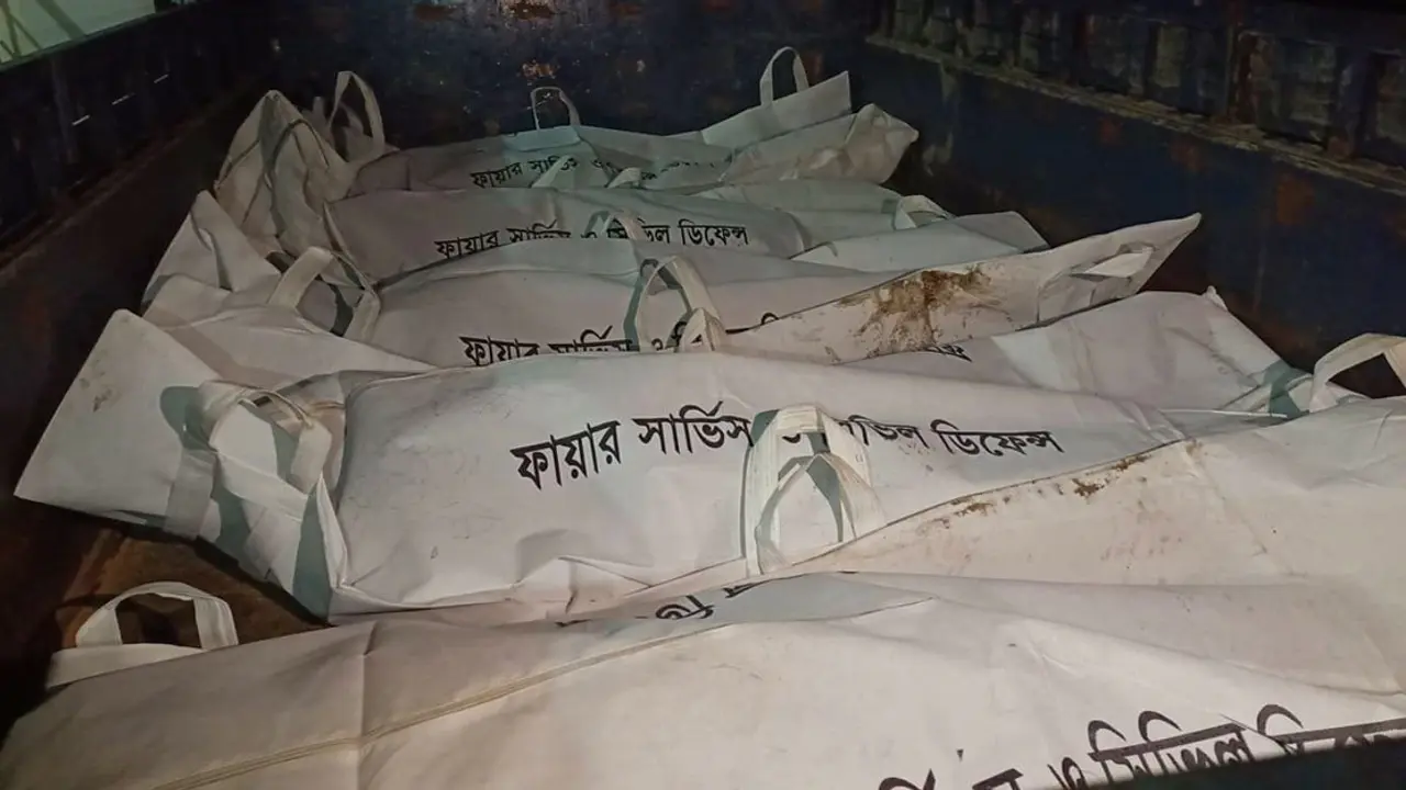 চাঁদপুরে প্রাইভেটকার নিয়ন্ত্রণ হারিয়ে পুকুরে, নিহত ৫