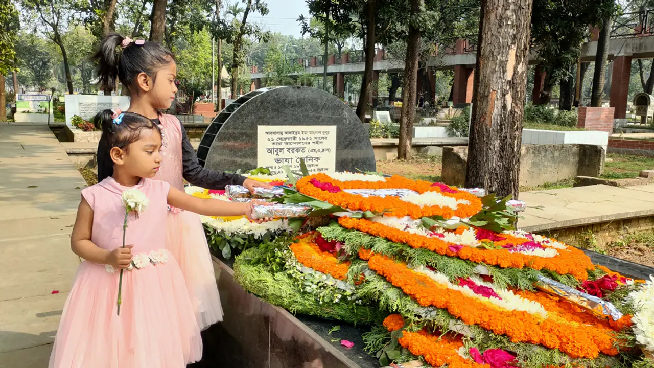 ভাষাশহীদ বরকত, জব্বার ও শফিউরের কবরের পাশে কিছুক্ষণ