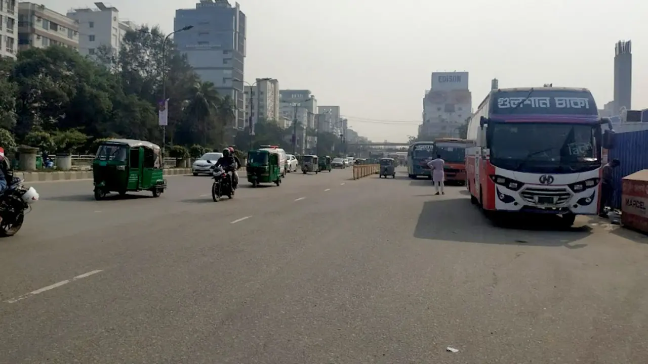 কাভার্ড ভ্যানের ধাক্কায় প্রাণ গেল ২ মোটরসাইকেল আরোহীর