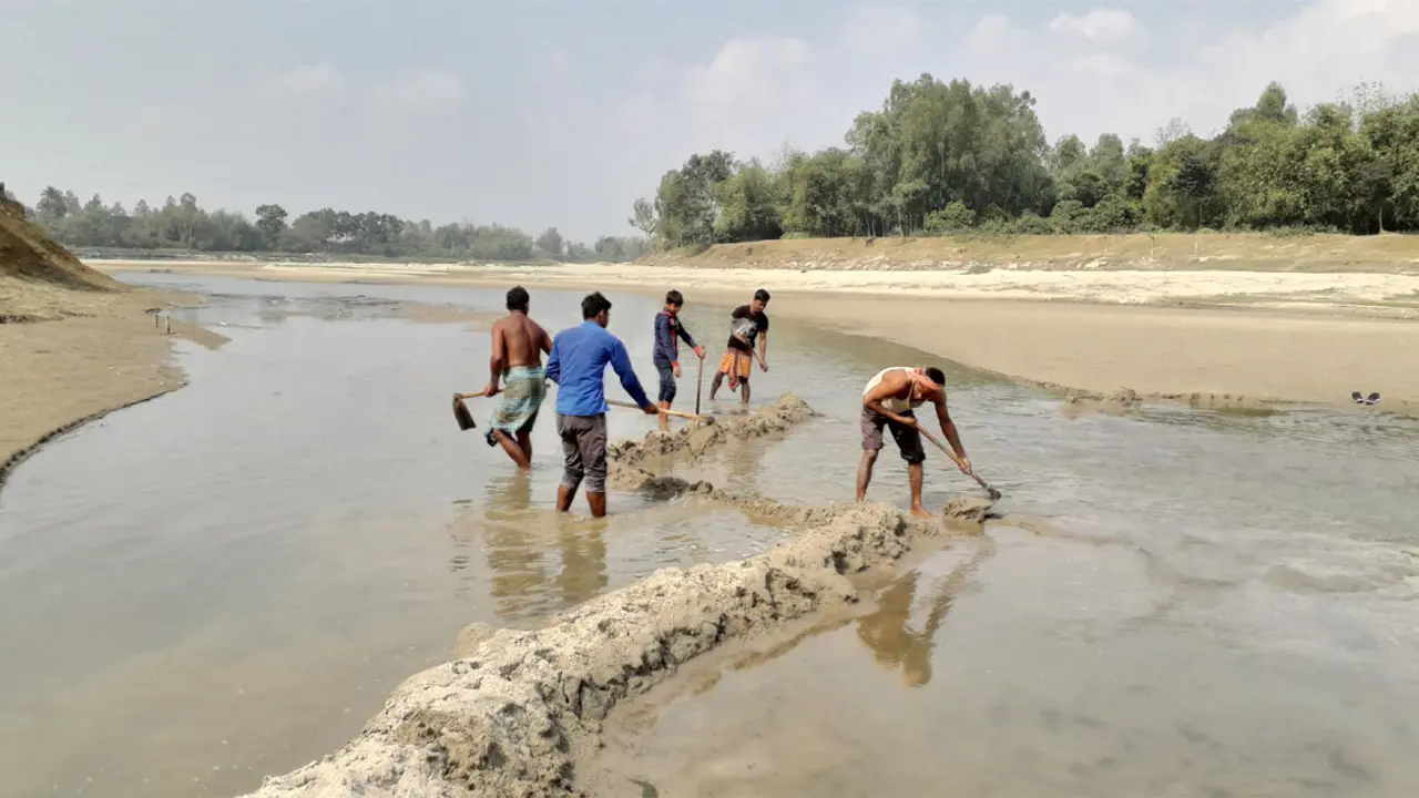 রাবার ড্যামের পাইপ ফুটো, বোরো নিয়ে শঙ্কায় কৃষক