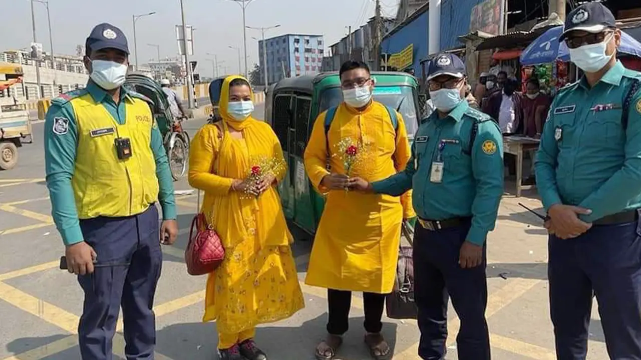 ভালোবাসা দিবসে হাতে ফুল তুলে দিচ্ছে পুলিশ