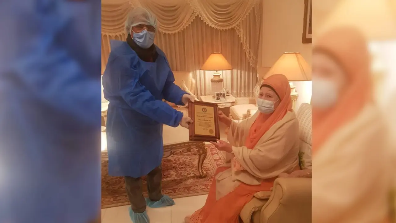 খালেদা জিয়ার হাতে ‘মাদার অব ডেমোক্রেসি’ সম্মাননা