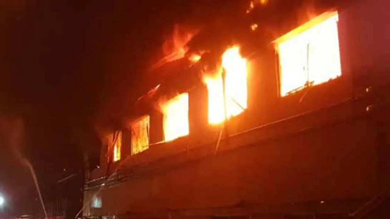 ৩ ঘণ্টায়ও নেভেনি নারায়ণগঞ্জের আগুন, বেড়েছে ইউনিট