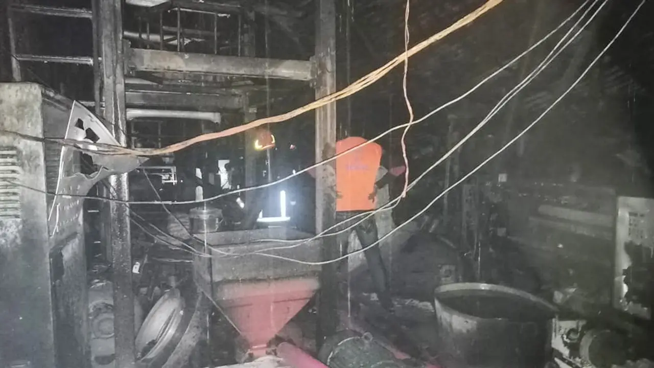 ৯৬ ফায়ারকর্মীর চেষ্টায় হতাহত ছাড়াই নিভেছে পুরান ঢাকার আগুন