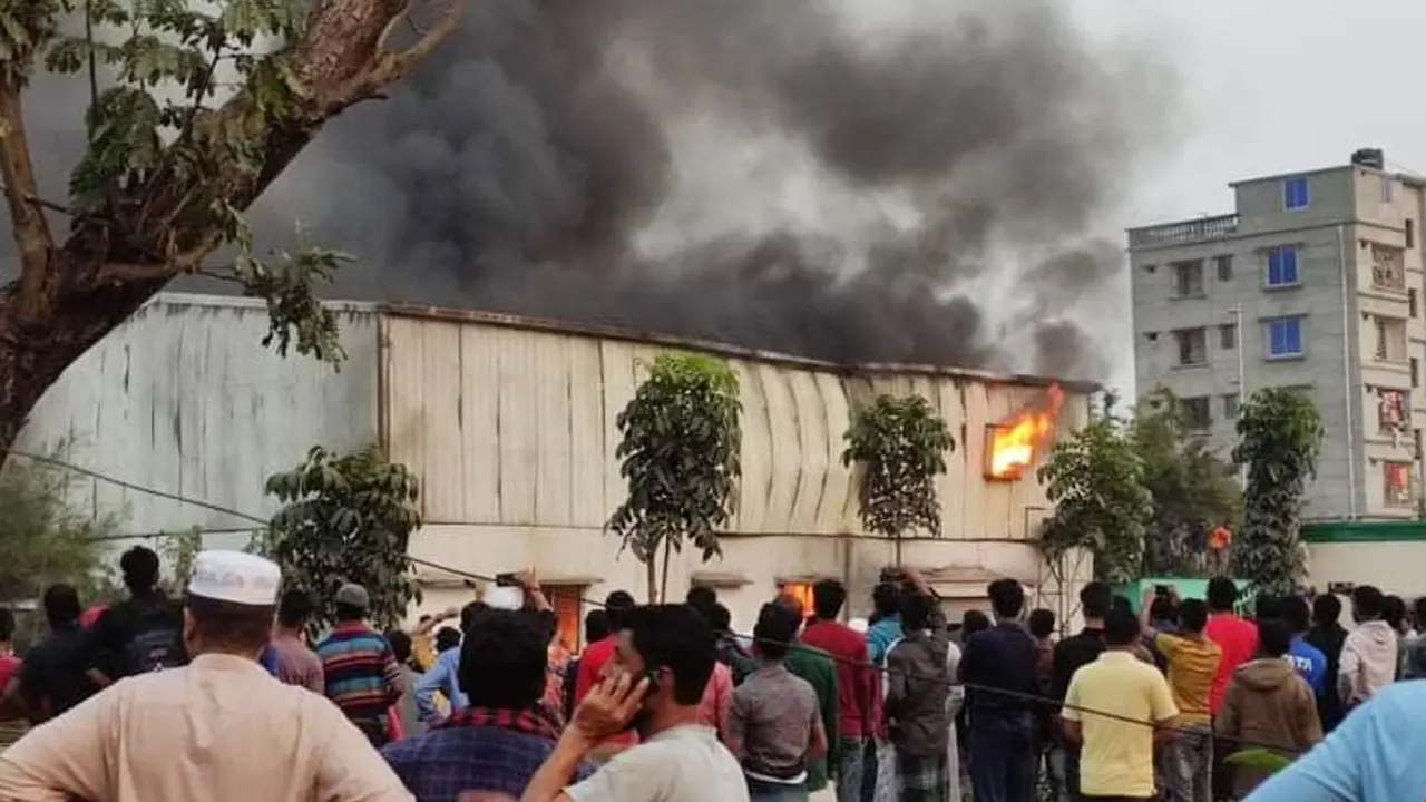 আশুলিয়ায় জুতার কারখানায় আগুনে ৩ শ্রমিকের মৃত্যু