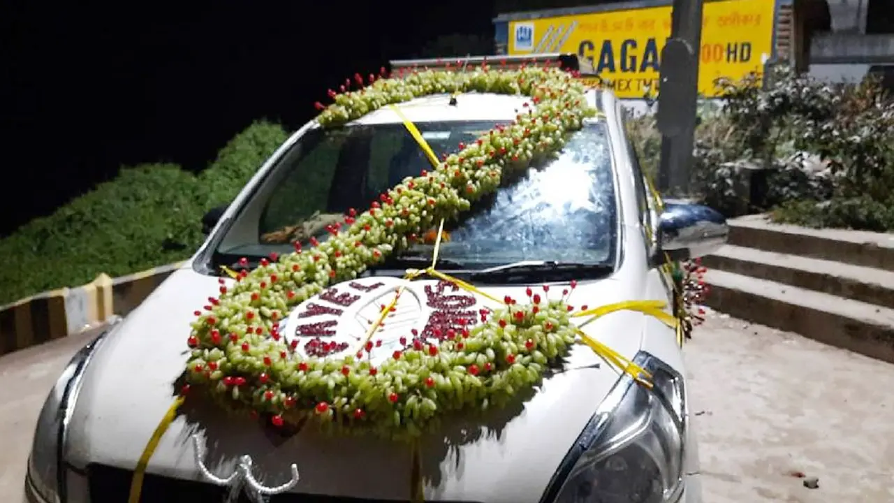 ফল দিয়ে সাজানো হলো নতুন বরের গাড়ি