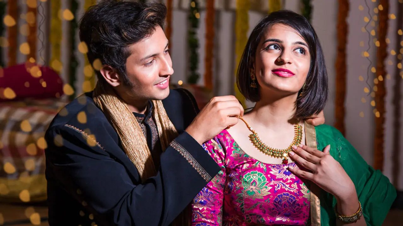 সঙ্গীকে উপহার দেওয়া যে কারণে জরুরি
