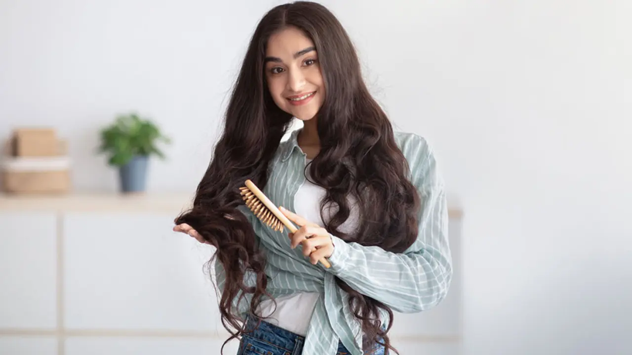 Hair Fall: এই সময়ে অতিরিক্ত চুল পড়লে কী করবেন?