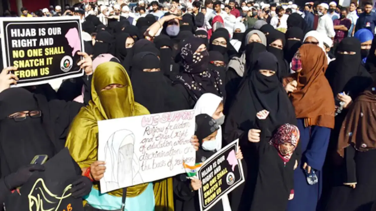 ভারতের সংবিধানে হিজাব অবৈধ নয়, দাবি আইনজীবীর