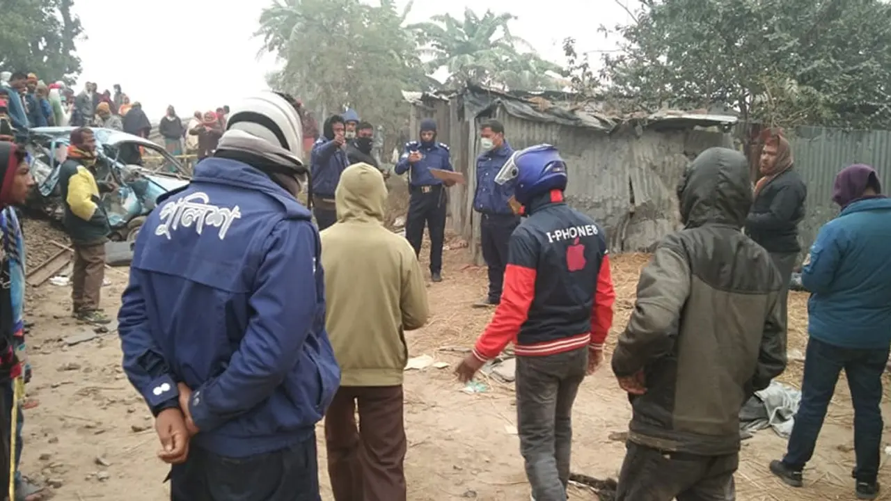 দিনাজপুরে ট্রেনের ধাক্কায় প্রাইভেট কারের ৩ যাত্রী নিহত