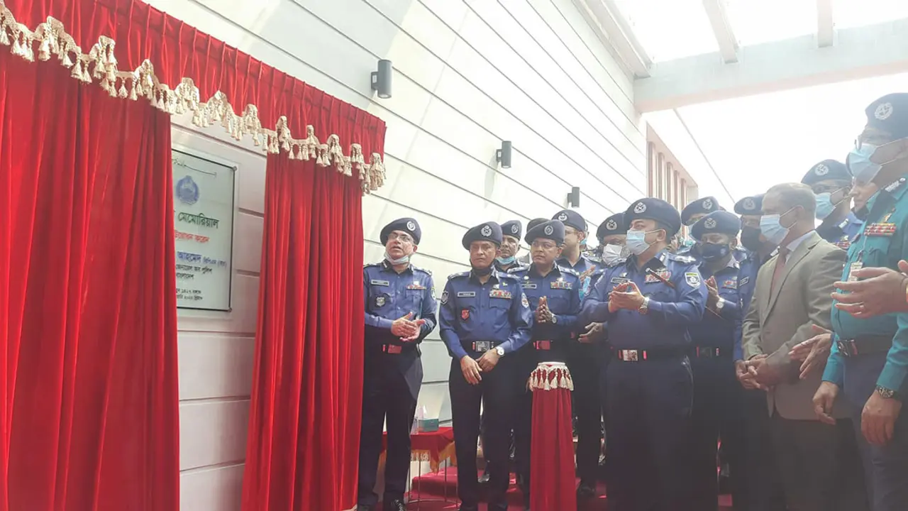 পুলিশ সদস্যের আত্মত্যাগে বাহিনী-পরিবার প্রিয়জনকেই হারায় : আইজিপি
