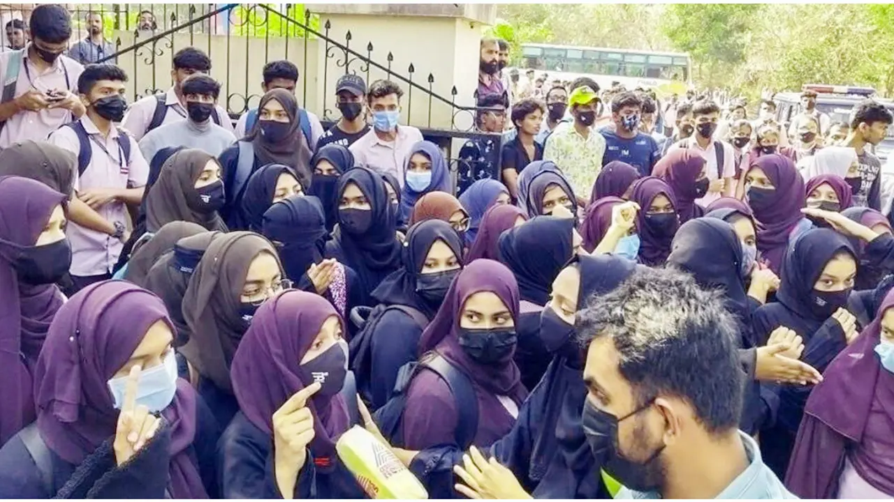 হিজাব বিতর্কে তুমুল উত্তেজনা কর্ণাটকে, স্কুল-কলেজ বন্ধ ঘোষণা