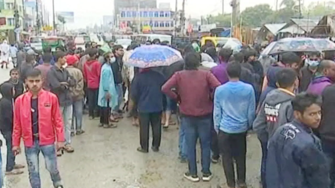 খুবির দুই শিক্ষার্থীকে মারধর, সড়ক অবরোধ