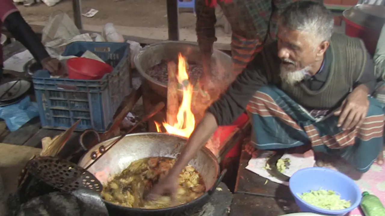 গরম তেলে হাত দিয়ে ডালপুরি ভাজেন লিয়াকত