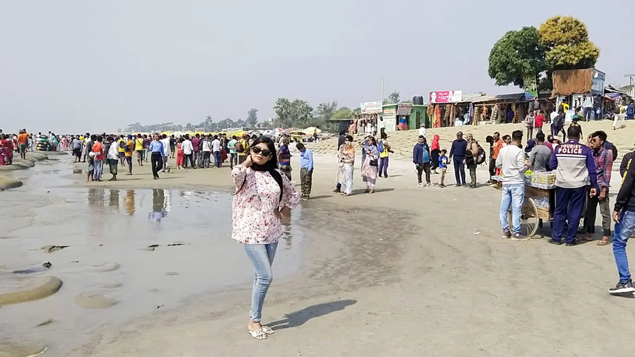 ছুটির দিনে কুয়াকাটা সৈকতে হাজারো পর্যটক, খুশি ব্যবসায়ীরা