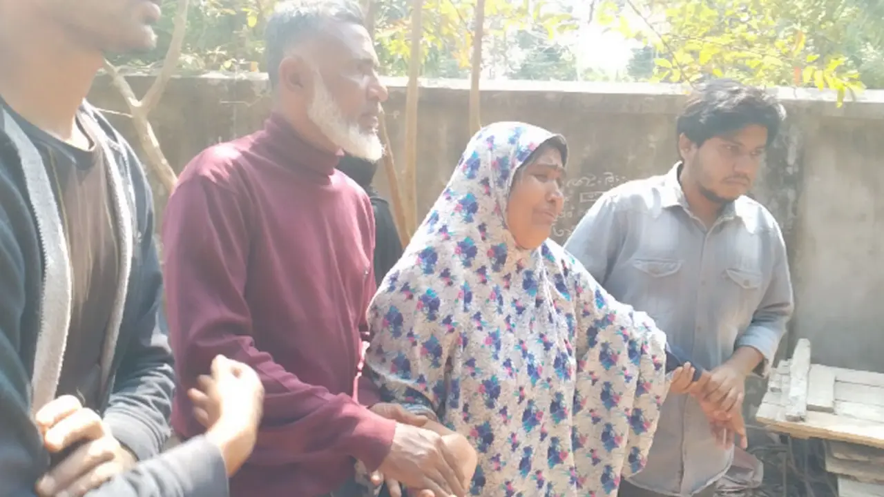 আম্মু তুমি কথা বললে আমার অ্যাসাইনমেন্টে ভুল হবে