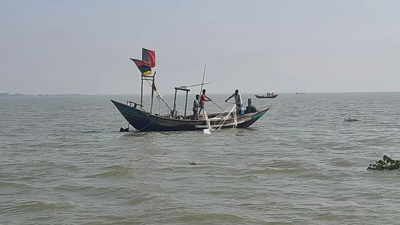 মেঘনায় মাছ ধরতে গিয়ে জেলের মৃত্যু