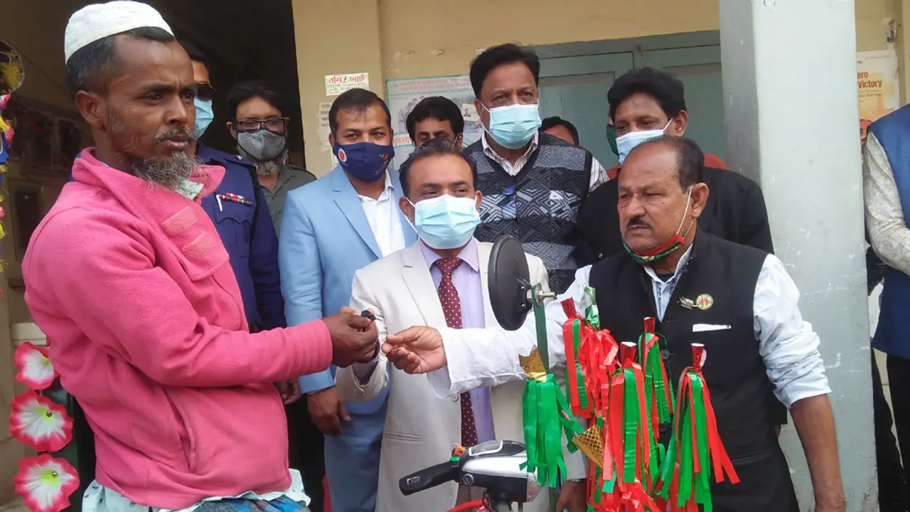 মানুষের কাছে আর হাত পাততে হবে না রবিকুলকে