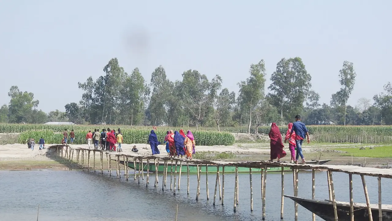 একটি সেতুর অপেক্ষায় লাখো মানুষ