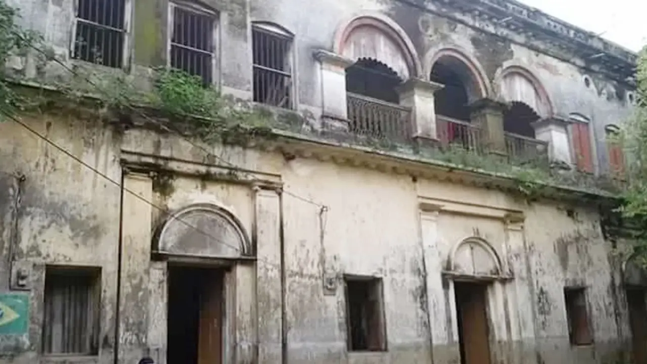 নোয়াখালীতে দেড়শ বছরের পুরোনো জমিদার বাড়ি দখলের অভিযোগ