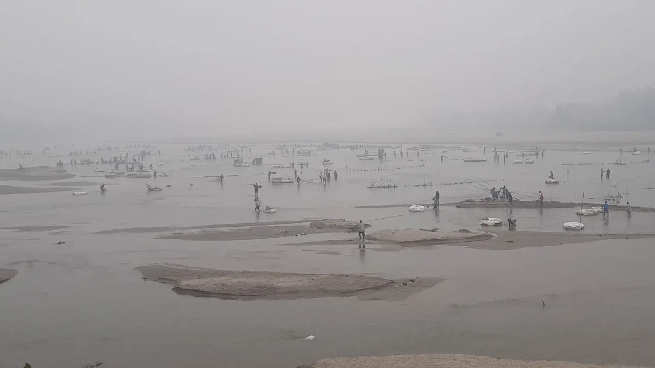 কনকনে শীতেও সারাদিন ঠান্ডা পানিতে কাজ করেন তারা