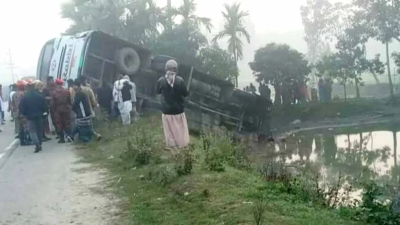 চরমোনাই যাওয়ার পথে রাজবাড়ীতে বাস খাদে পড়ে নিহত ১