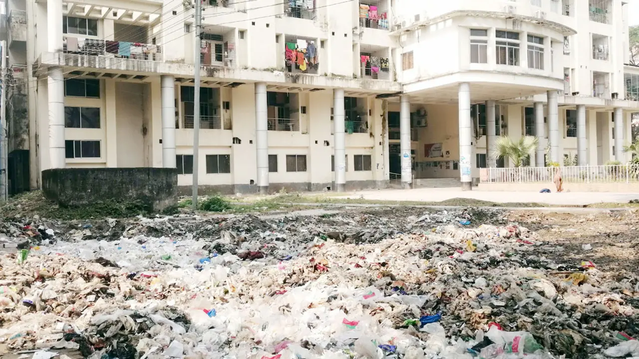 রমেক হাসপাতালে ময়লার স্তূপ, বাড়ছে স্বাস্থ্যঝুঁকি