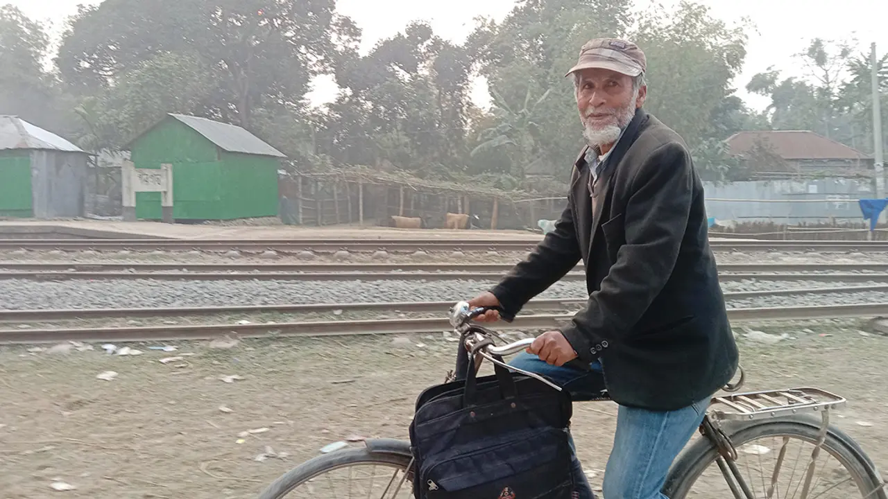 ৪০ বছর ধরে বাইসাইকেল চালিয়ে সাংবাদিকতা করছেন আজাদ