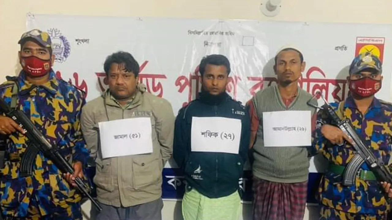 টেকনাফে অস্ত্রসহ ৩ রোহিঙ্গা আটক