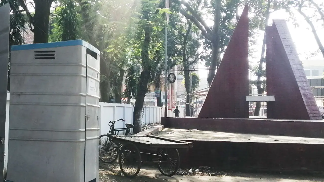 শহীদ মিনার ঘেঁষে পাবলিক টয়লেট