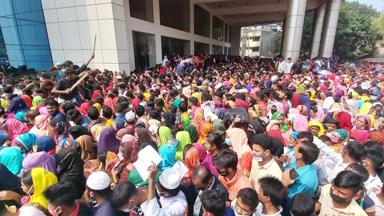 সাভারে টিকাকেন্দ্রে জনস্রোত