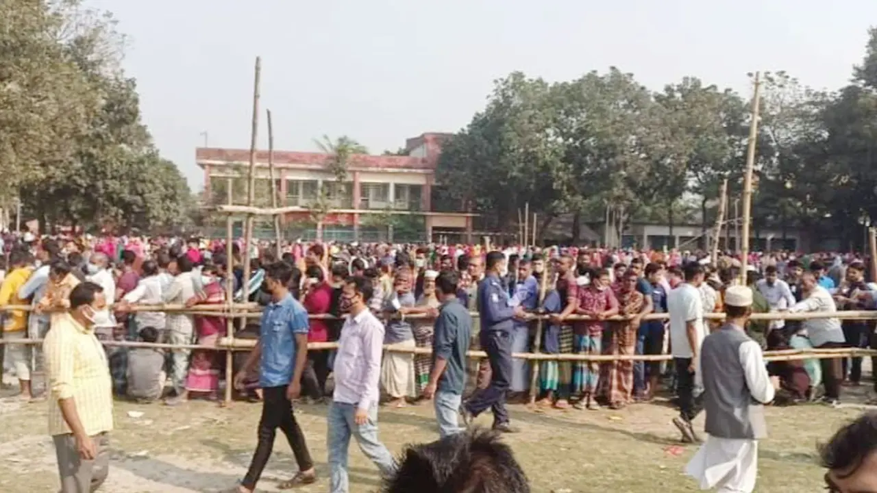 সাভারে ১২ ইউপিতে টিকাকেন্দ্র, কমেনি টিকাপ্রত্যাশীর ঢল