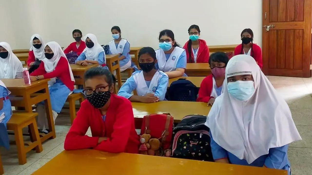 এক মাস পর স্কুলে ফিরে উচ্ছ্বসিত শিক্ষার্থীরা