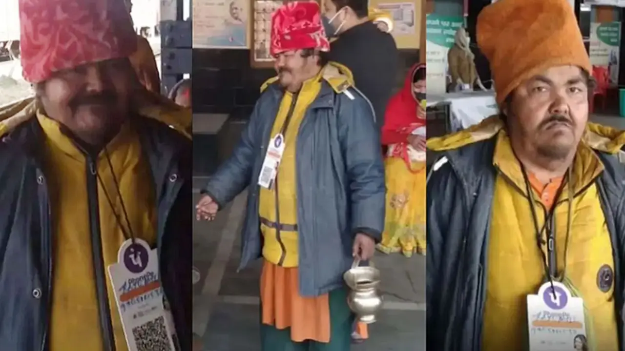 গলায় কিউআর কোড হাতে ট্যাব নিয়ে ভিক্ষা করেন ডিজিটাল ভিখারি