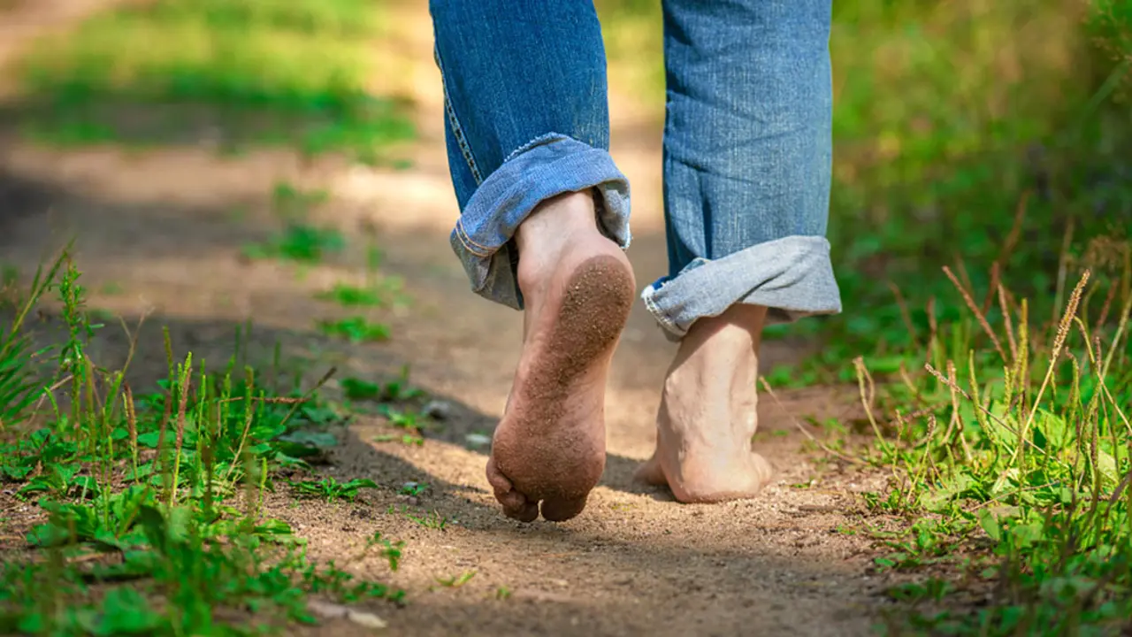 মাঝেমধ্যে খালি পায়ে হাঁটা সুন্নত
