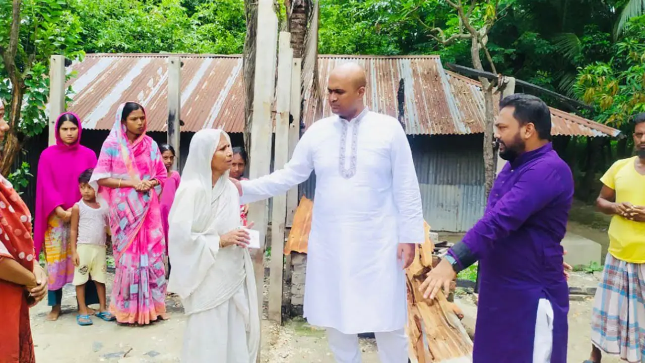 মিরসরাইয়ে অগ্নিকাণ্ডে ক্ষতিগ্রস্তদের পাশে নিয়াজ মোর্শেদ এলিট