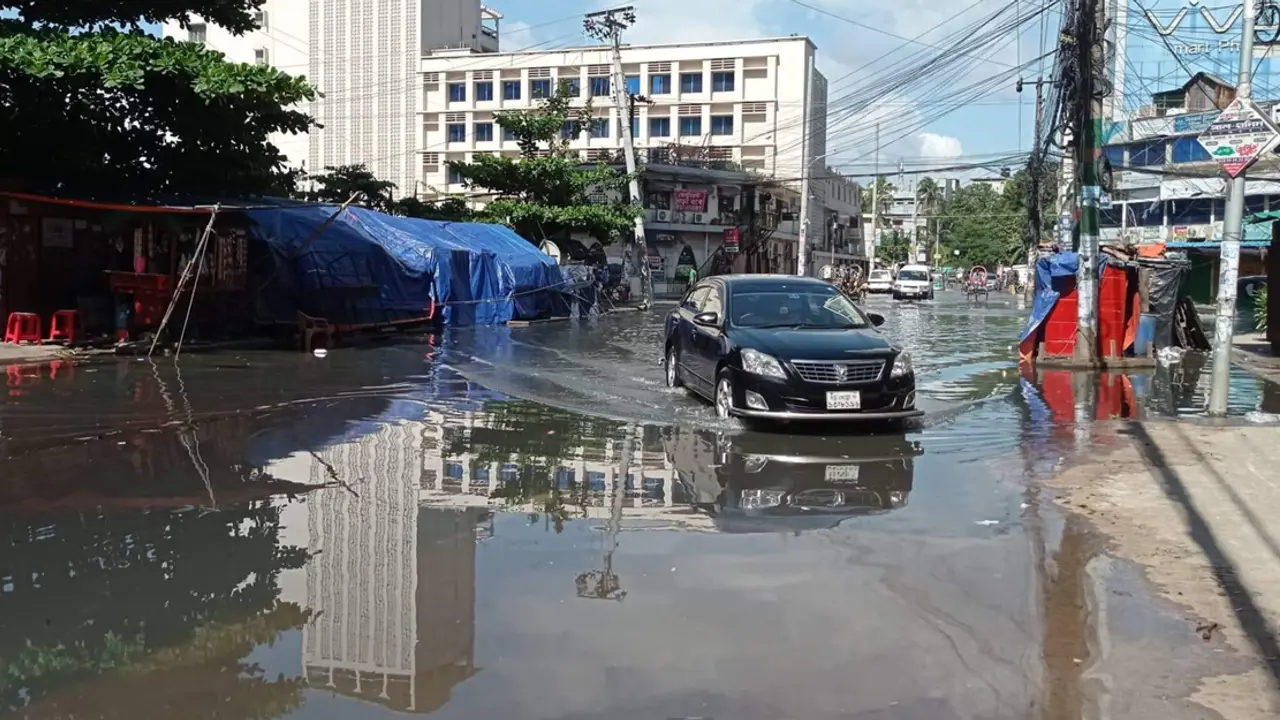 জোয়ারের পানিতে ডুবছে চট্টগ্রামের নিচু এলাকা
