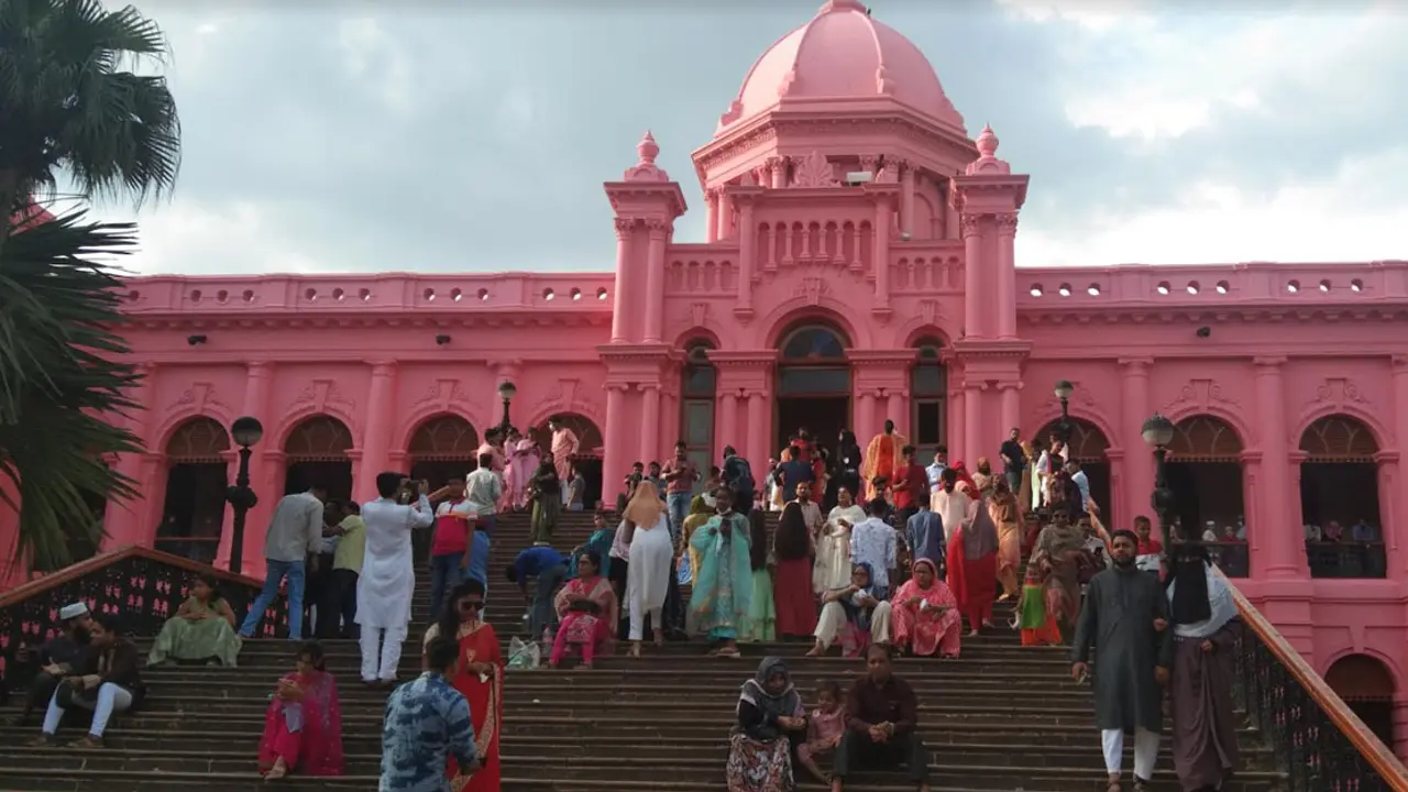 ছুটির দিনে আহসান মঞ্জিলে দর্শনার্থীদের ভিড়