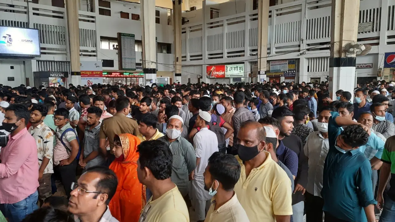 কাউন্টারের টিকিট পেতে ধীরগতি, অনলাইনেও ‘যুদ্ধ’