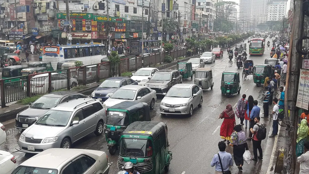 রাজধানীতে গণপরিবহন সংকট, পথে পথে ভোগান্তি