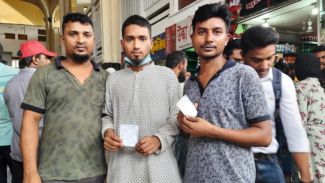 ৪৮ ঘণ্টা অপেক্ষার পর মিলেছে ট্রেনের টিকিট