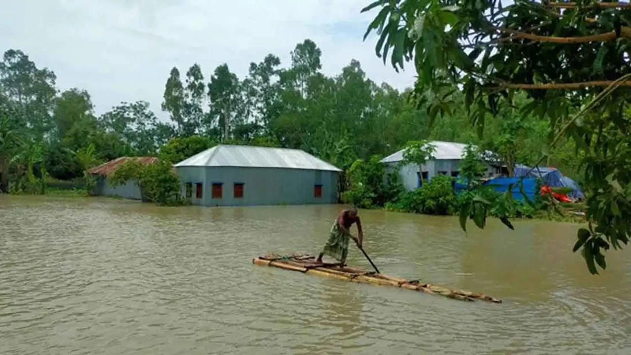 বন্যায় মৃতের সংখ্যা একশ ছাড়াল