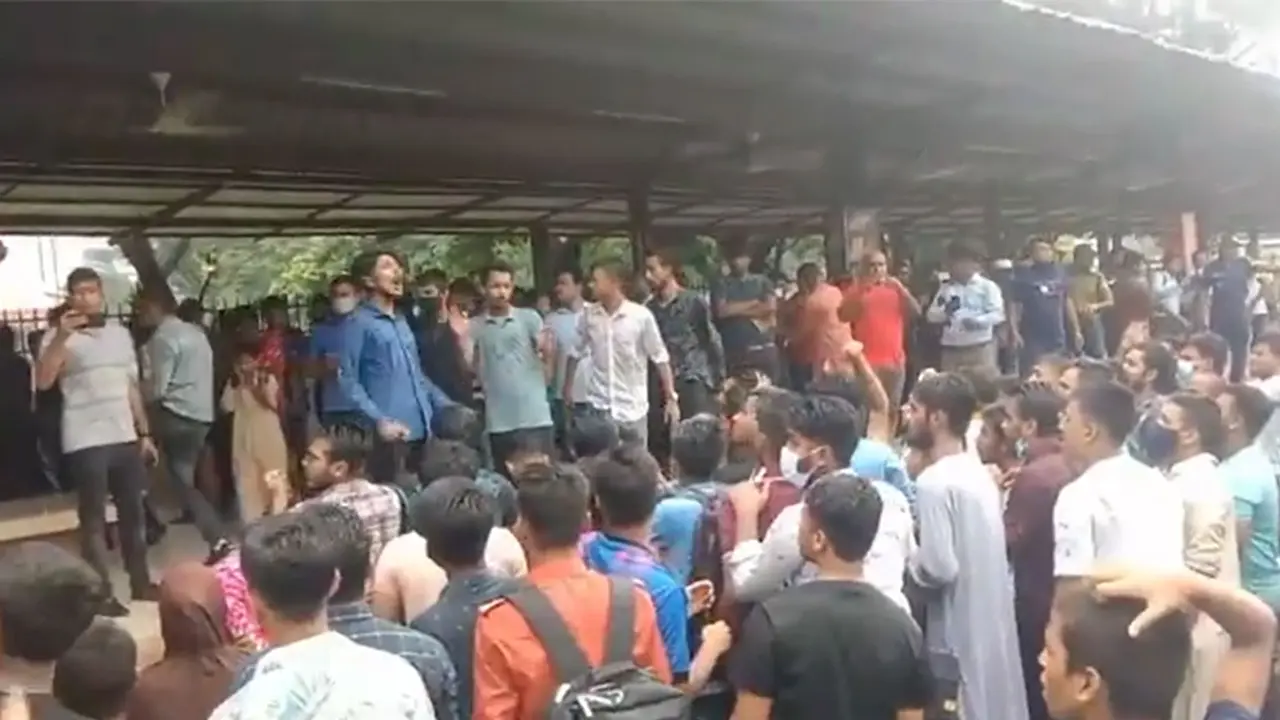 বিক্ষুব্ধ শিক্ষার্থীরা সরে গেছে, ঢাকা থেকে ট্রেন চলাচল শুরু