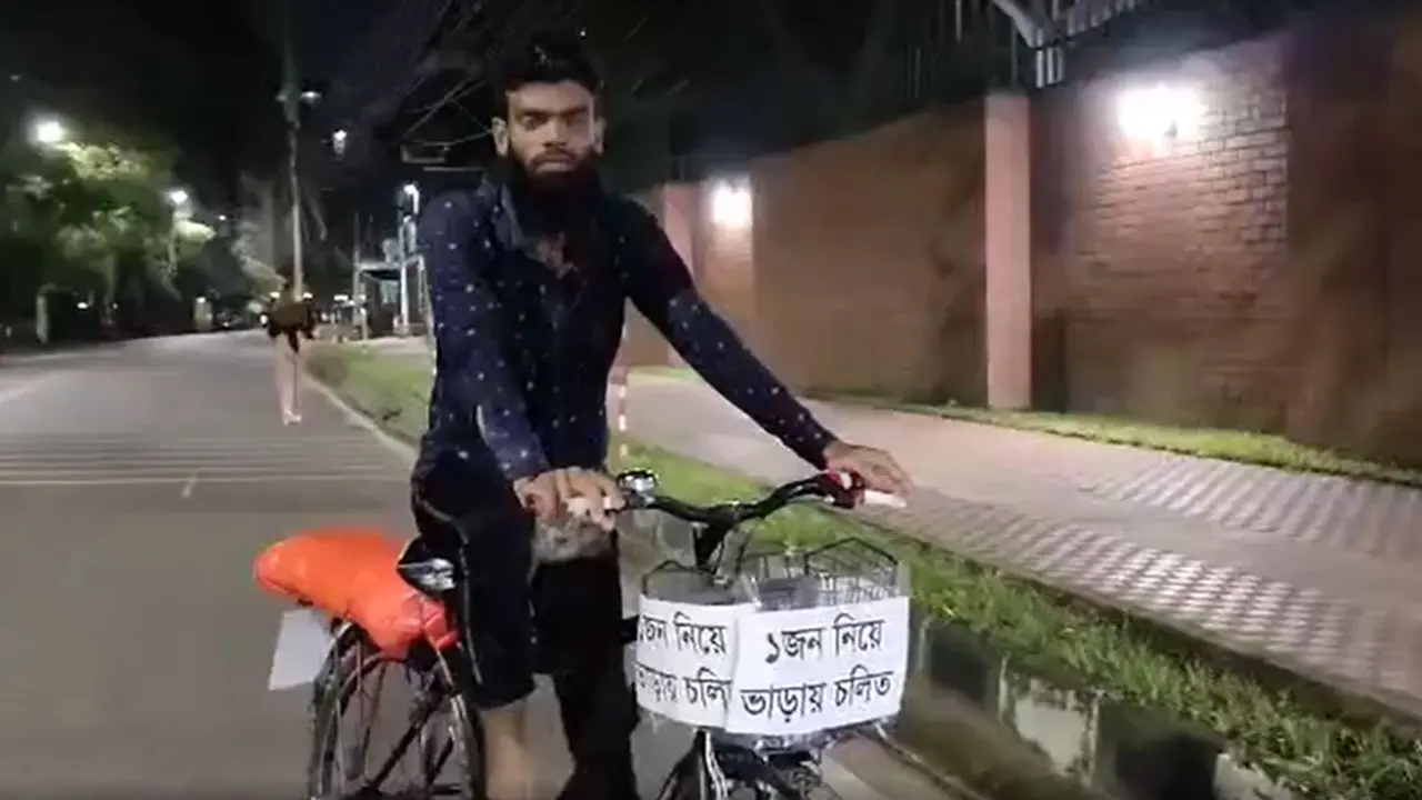 ভাড়ায় সাইকেলে যাত্রী টানেন মামুন