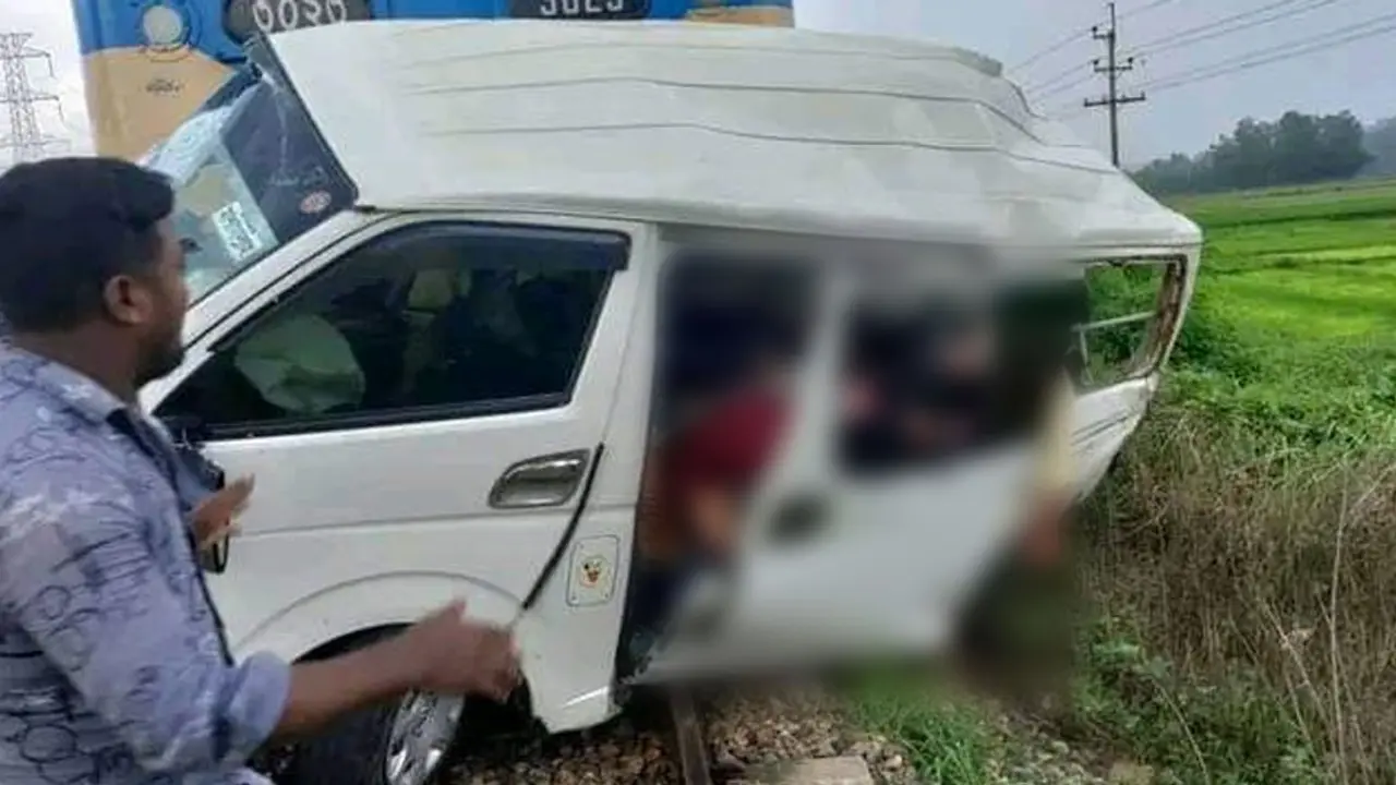 জোর করে গেটবার তুলেছিলেন মাইক্রোবাস চালক : দাবি গেটম্যানের 